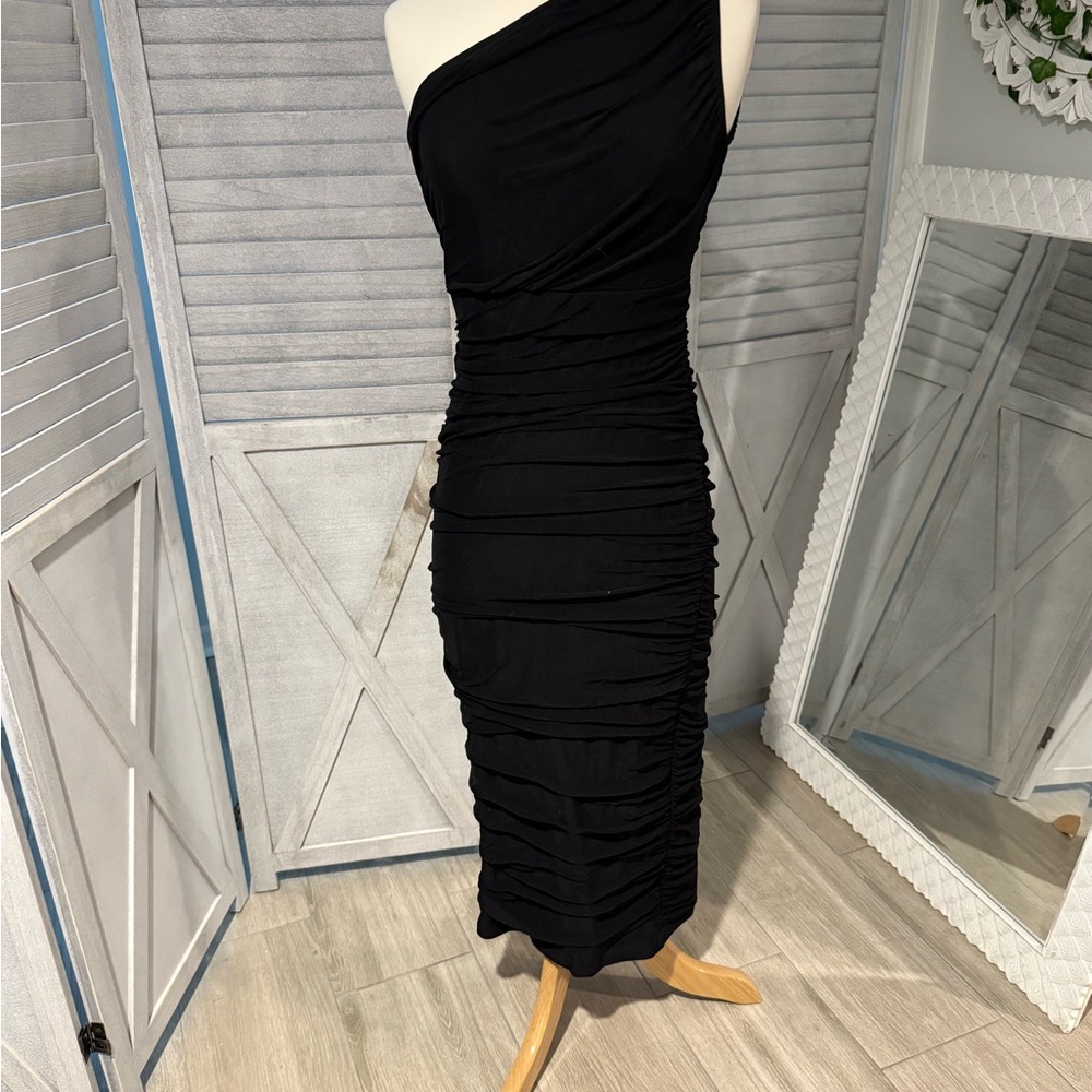 Chic Black Midi Dress with Timeless Elegance